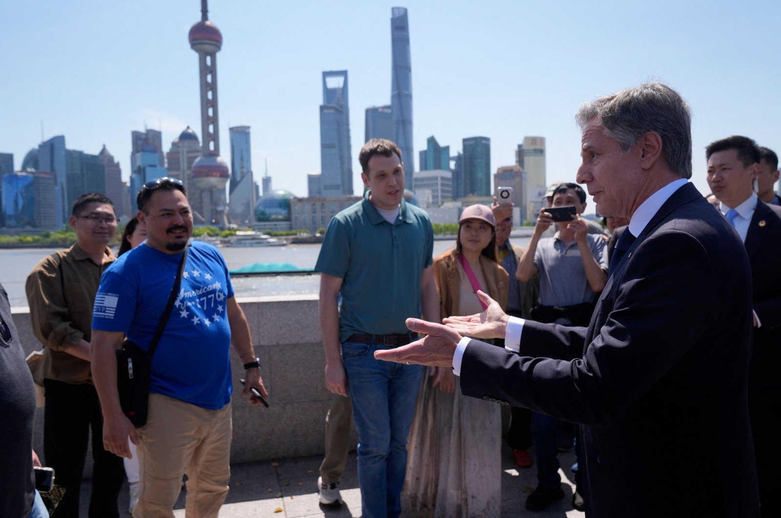 U.S. Secretary of State Antony Blinken (R) talks with tourists during a visit to the Bund in Shanghai, China, April 25, 2024. (AFP Photo)