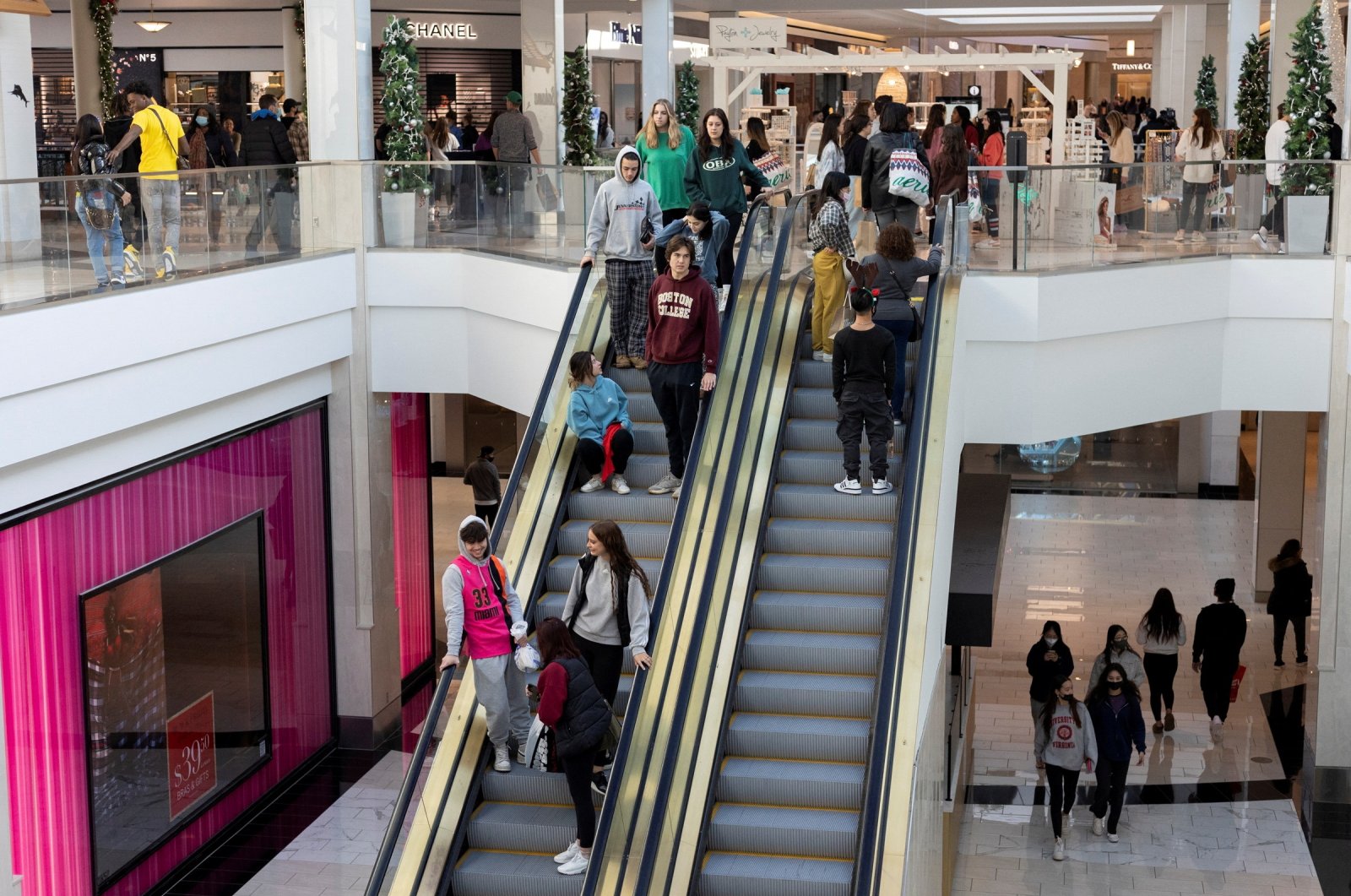 People ride on the elevator as shoppers show up early for the Black Friday sales at the King of Prussia shopping mall, King of Prussia, Pennsylvania, U.S. Nov. 26, 2021. (Reuters Photo)