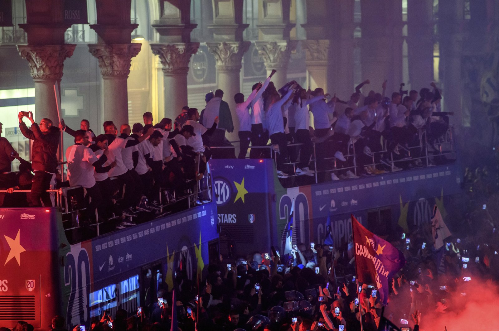 L'Inter festeggia il 20esimo scudetto italiano in uno spettacolo di folla
