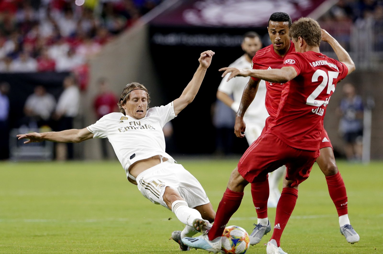 Real Madrid&#039;s Luka Modric (L) slides as he goes for the ball against Bayern Munich players during the first half of an International Champions Cup match, Houston, U.S., July 20, 2019. (AP Photo)