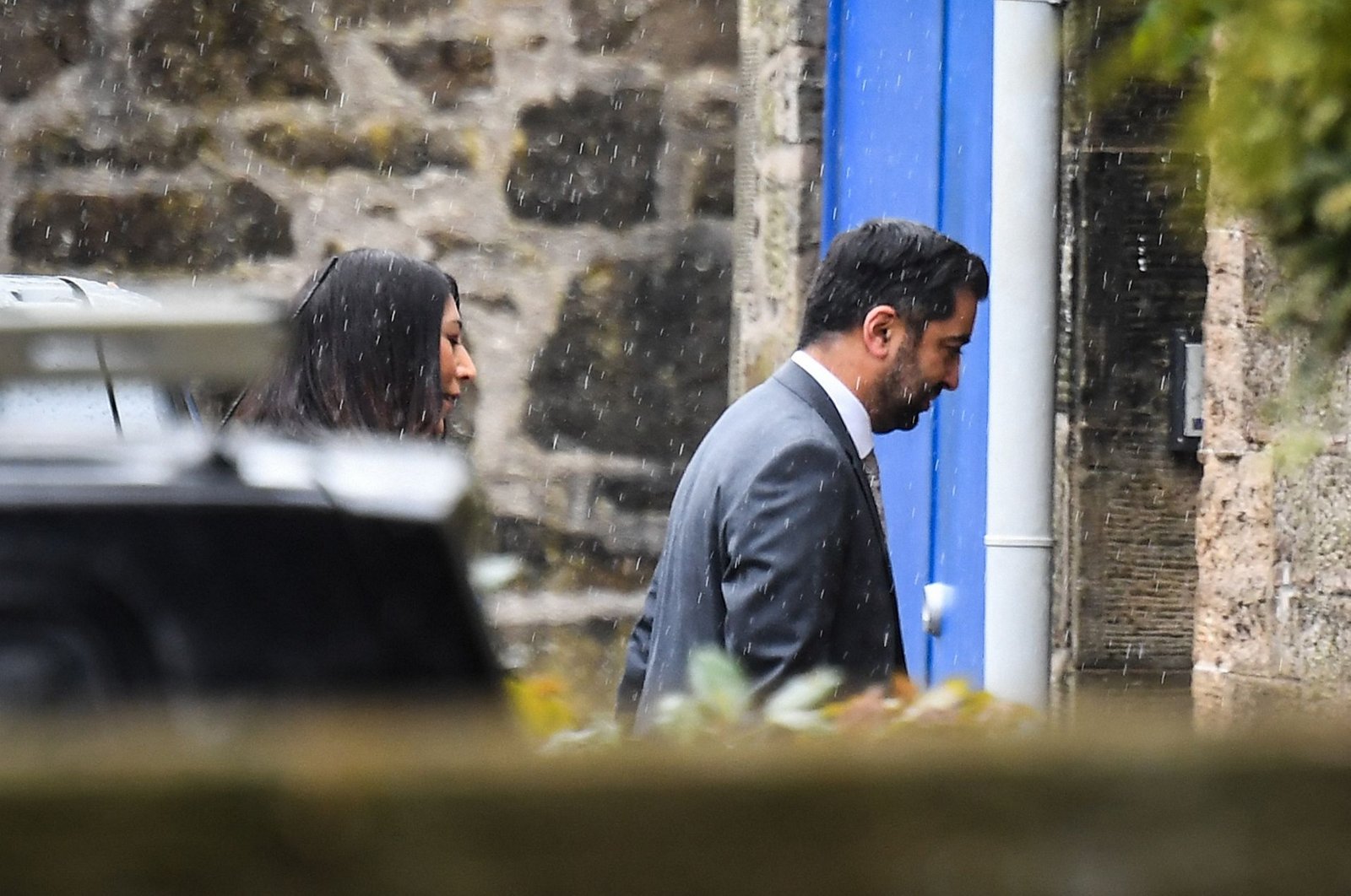 Scotland&#039;s First Minister Humza Yousaf (R), followed by his wife Nadia el-Nakla, arrives at Bute House ahead of a press conference, in Edinburgh, April 29, 2024. (AFP Photo)
