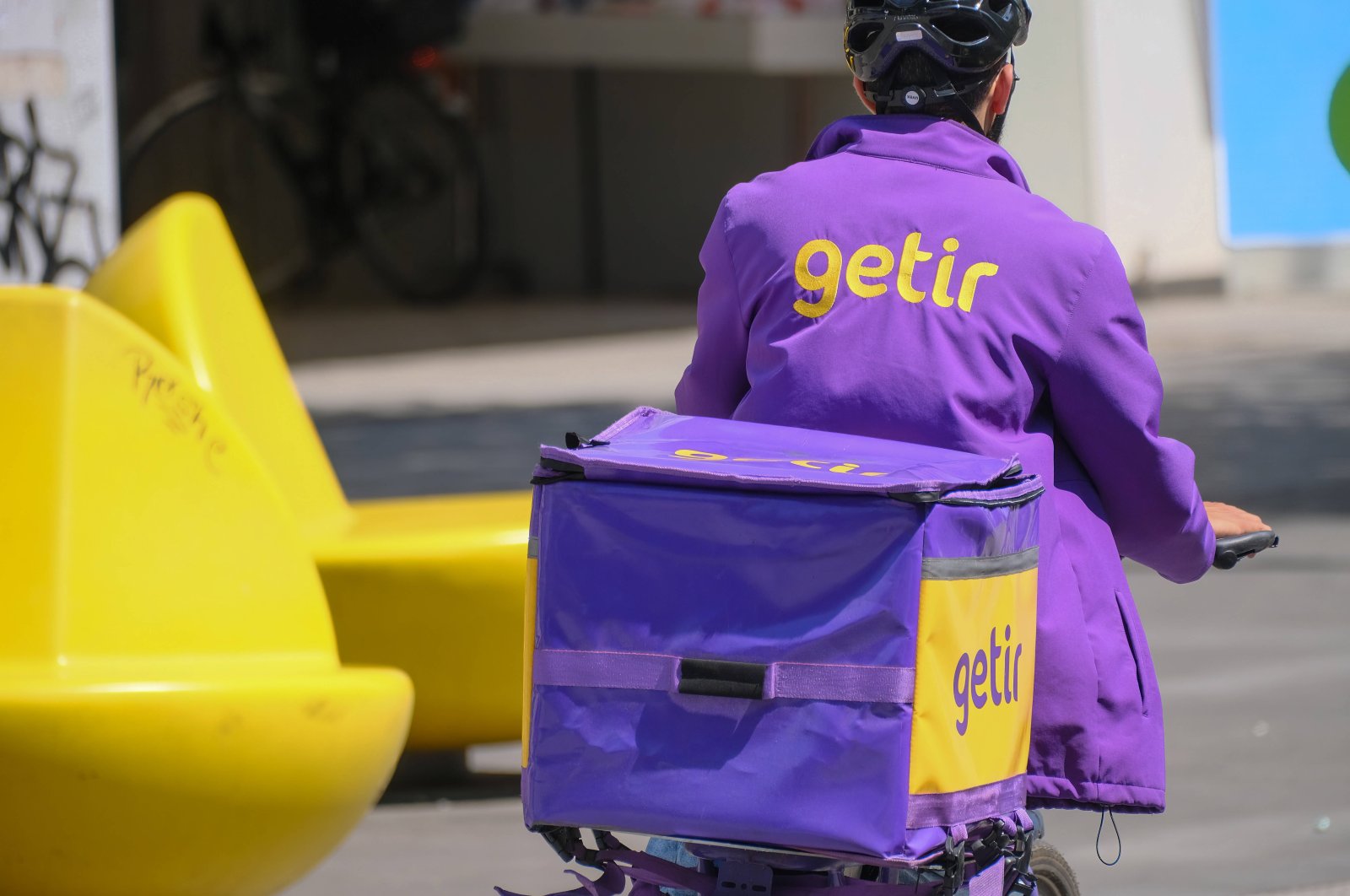 A courier of fast delivery company Getir rides to deliver an online grocery delivery, Dusseldorf, Germany, July 8, 2023. (Reuters Photo)