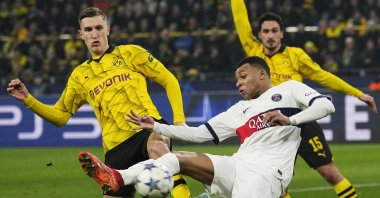 PSG&#039;s Kylian Mbappe (C) and Dortmund&#039;s Nico Schlotterbeck challenge for the ball during the Champions League Group F  match at the Signal Iduna Park, Dortmund, Germany, Dec. 13, 2023. (AP Photo)