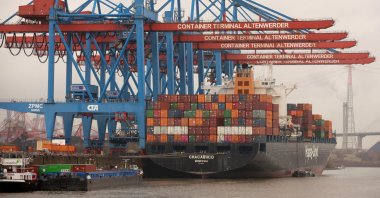 Containers are unloaded from the Hapag-Lloyd container ship Chacabuco at the HHLA Container Terminal Altenwerder on the River Elbe in Hamburg, Germany, March 31, 2023. (Reuters Photo)
