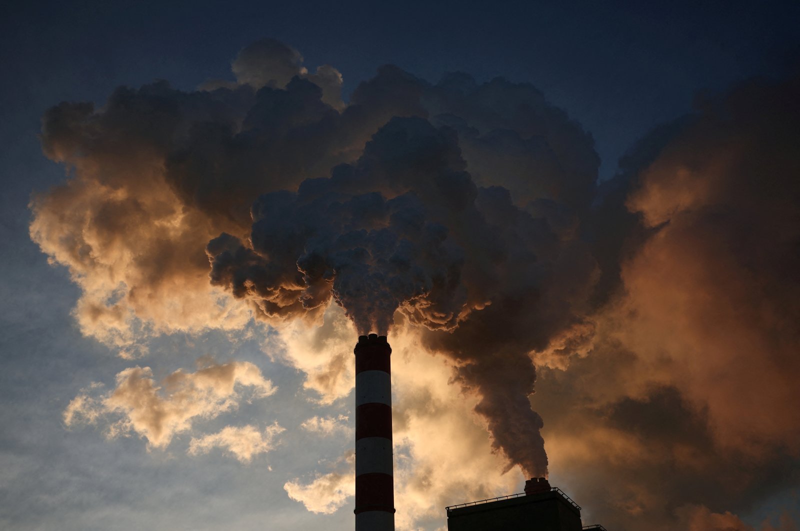 Smoke and steam billow from Belchatow Power Station, Europe&#039;s largest coal-fired power plant powered by lignite, Rogowiec, Poland, Nov. 22, 2023. (Reuters Photo)