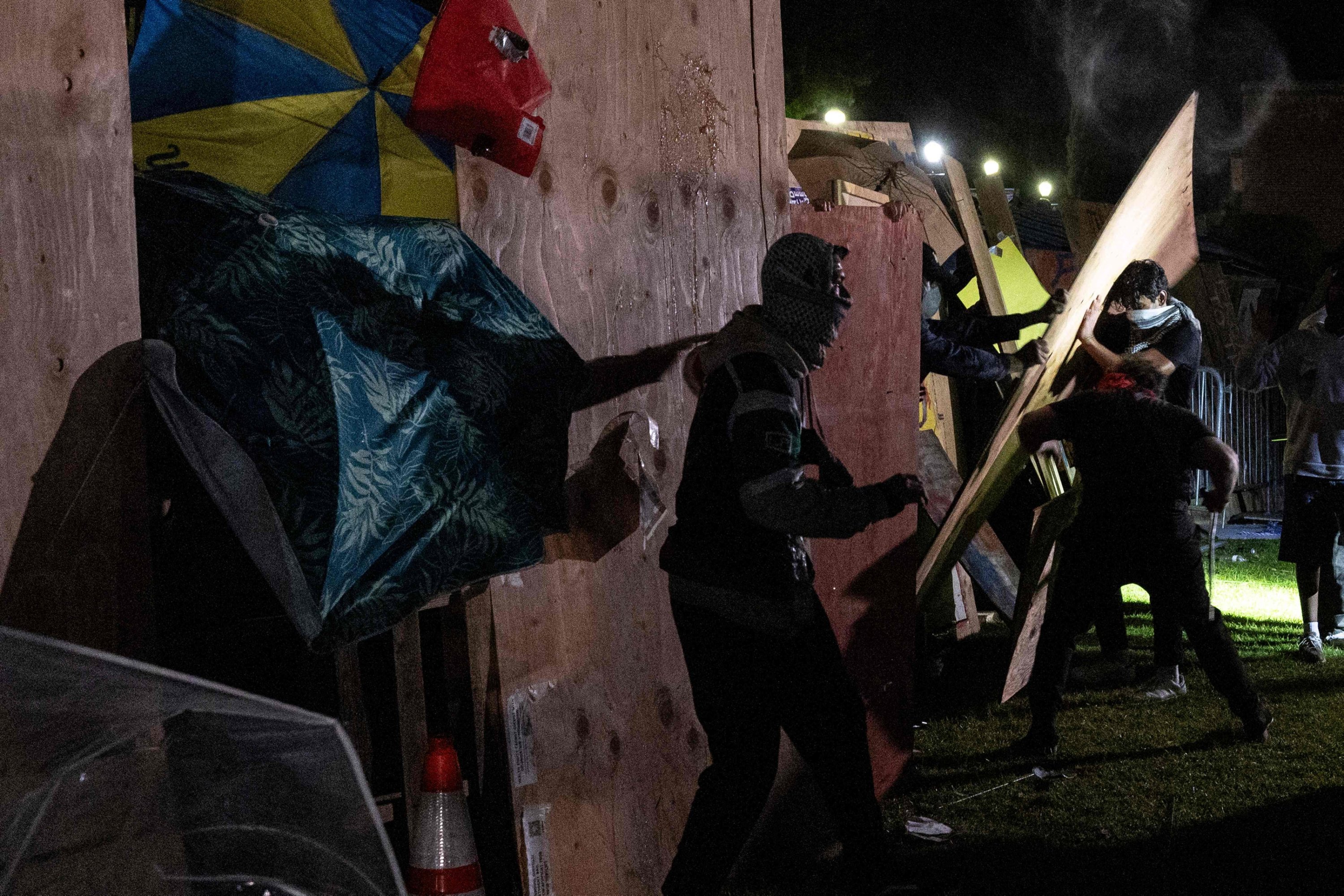 Counterprotesters attack a pro-Palestinian encampment on the campus of the University of California Los Angeles (UCLA), in Los Angeles, U.S., May 1, 2024. (AFP Photo)