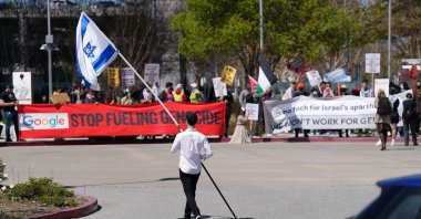 A counter-protester holding an Israeli flag walks into the parking lot near a protest at Google Cloud offices in Sunnyvale, California, U.S., April 16, 2024. (Reuters Photo)