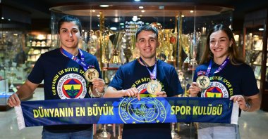 (L-R) Fenerbahçe's European champion national boxers Busenaz Sürmeneli, Samet Gümüş and Buse Naz Çakıroğlu pose with their 2024 European Boxing Championship medals at the Fenerbahçe museum, Istanbul, Türkiye, April 30, 2024. (AA Photo)