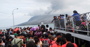 Evacuees board an Indonesian naval vessel on Tagulandang Island in Sitaro, North Sulawesi, Indonesia, May 1, 2024. (AFP Photo)