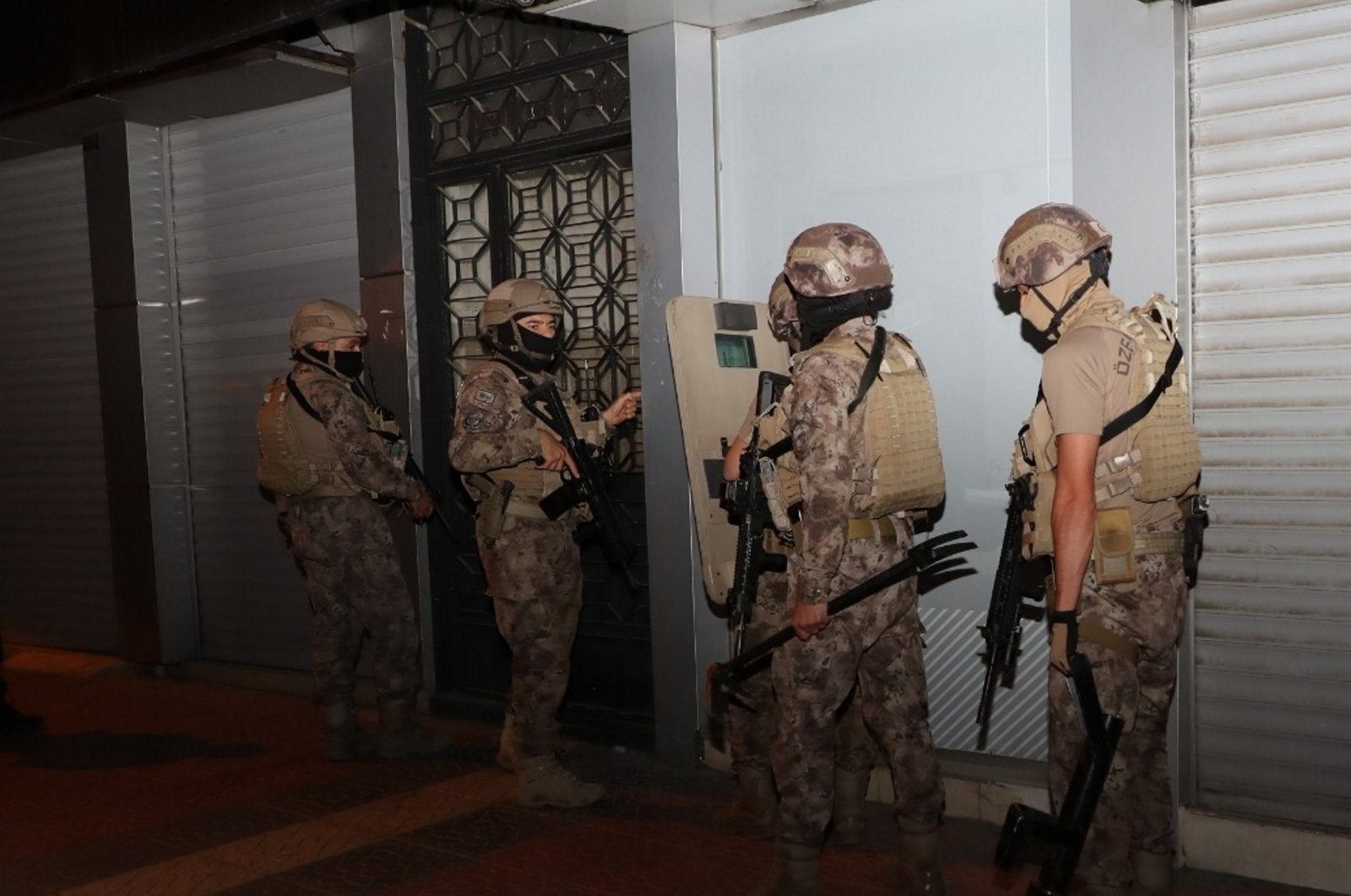 Turkish authorities raid a flat housing suspected Daesh terrorists in southern Mersin province, Türkiye, April 26, 2024. (AA Photo)