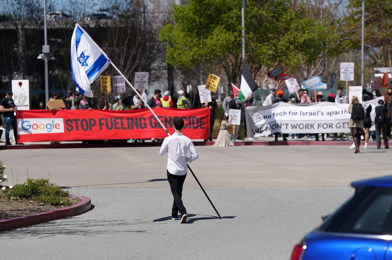 A counter-protester holding an Israeli flag walks into the parking lot near a protest at Google Cloud offices in Sunnyvale, California, U.S., April 16, 2024. (Reuters Photo)
