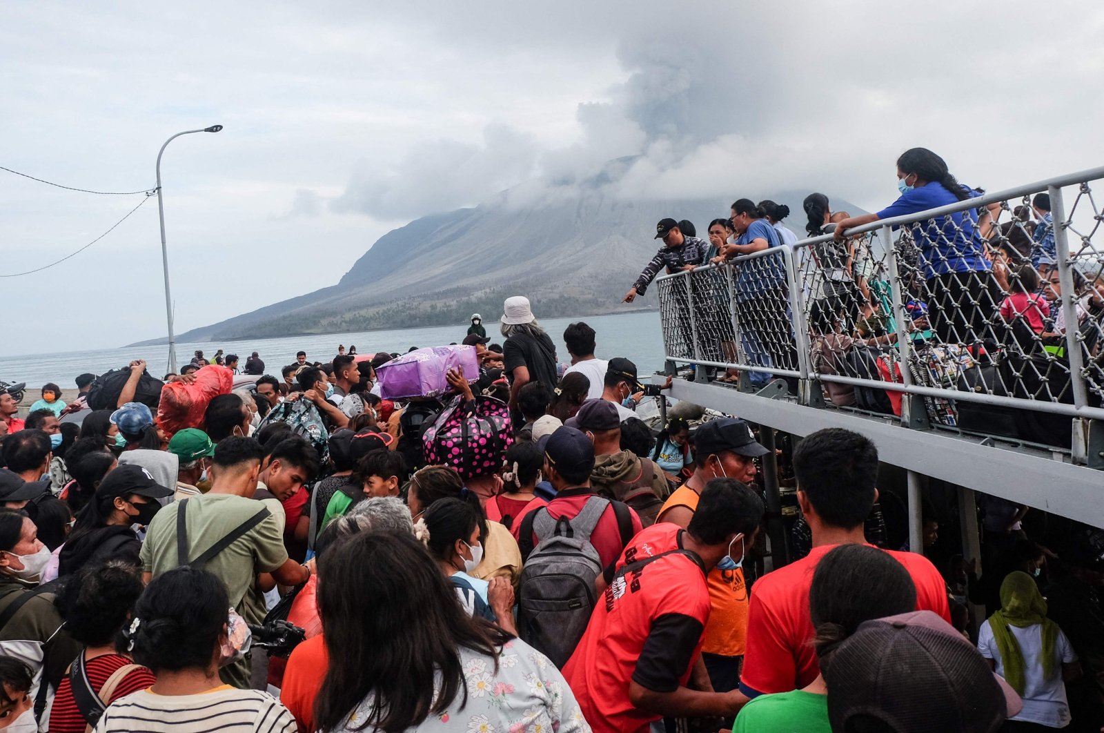 Evacuees board an Indonesian naval vessel on Tagulandang Island in Sitaro, North Sulawesi, Indonesia, May 1, 2024. (AFP Photo)