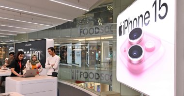 People visit to buy Apple products at an Apple reseller store iBox at a mall in Jakarta, Indonesia, April 17, 2024. (AFP Photo)