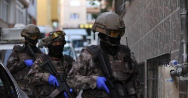 Special forces prepare to raid an apartment housing six suspected FETÖ members, in northern Bursa province, Türkiye, April 25, 2024. (DHA Photo)