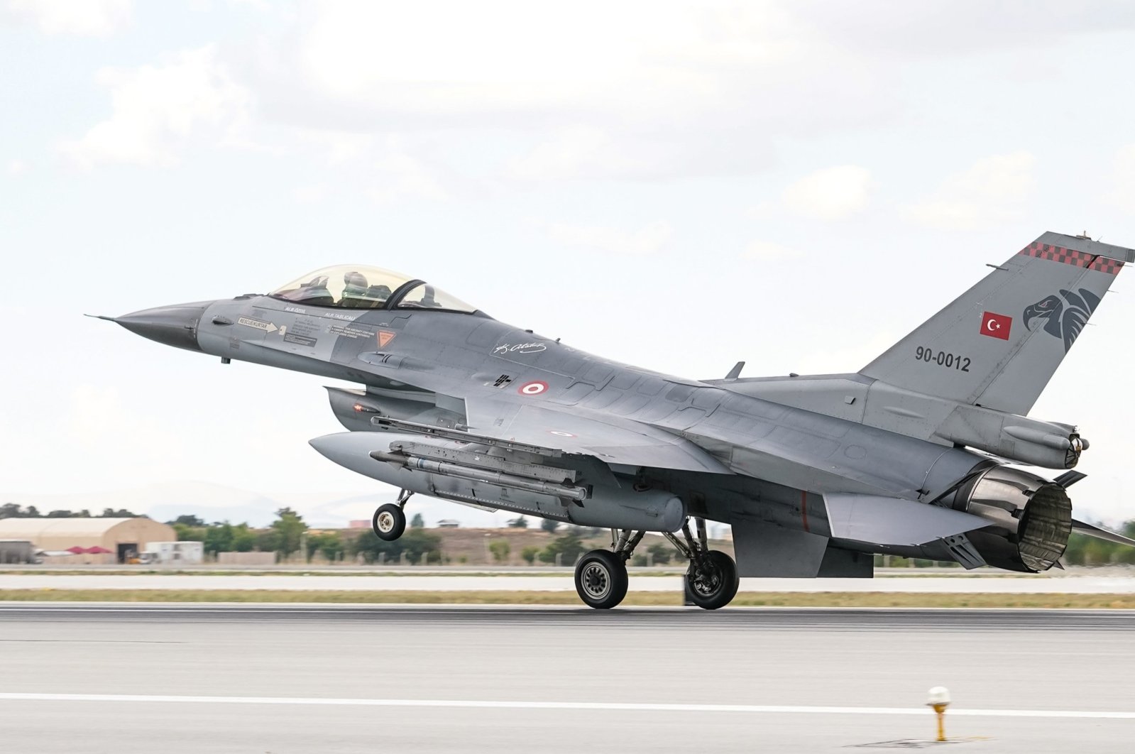 A Turkish military fighter jet lands at an airport in Konya, central Türkiye, June 30, 2022. (Shutterstock Photo)