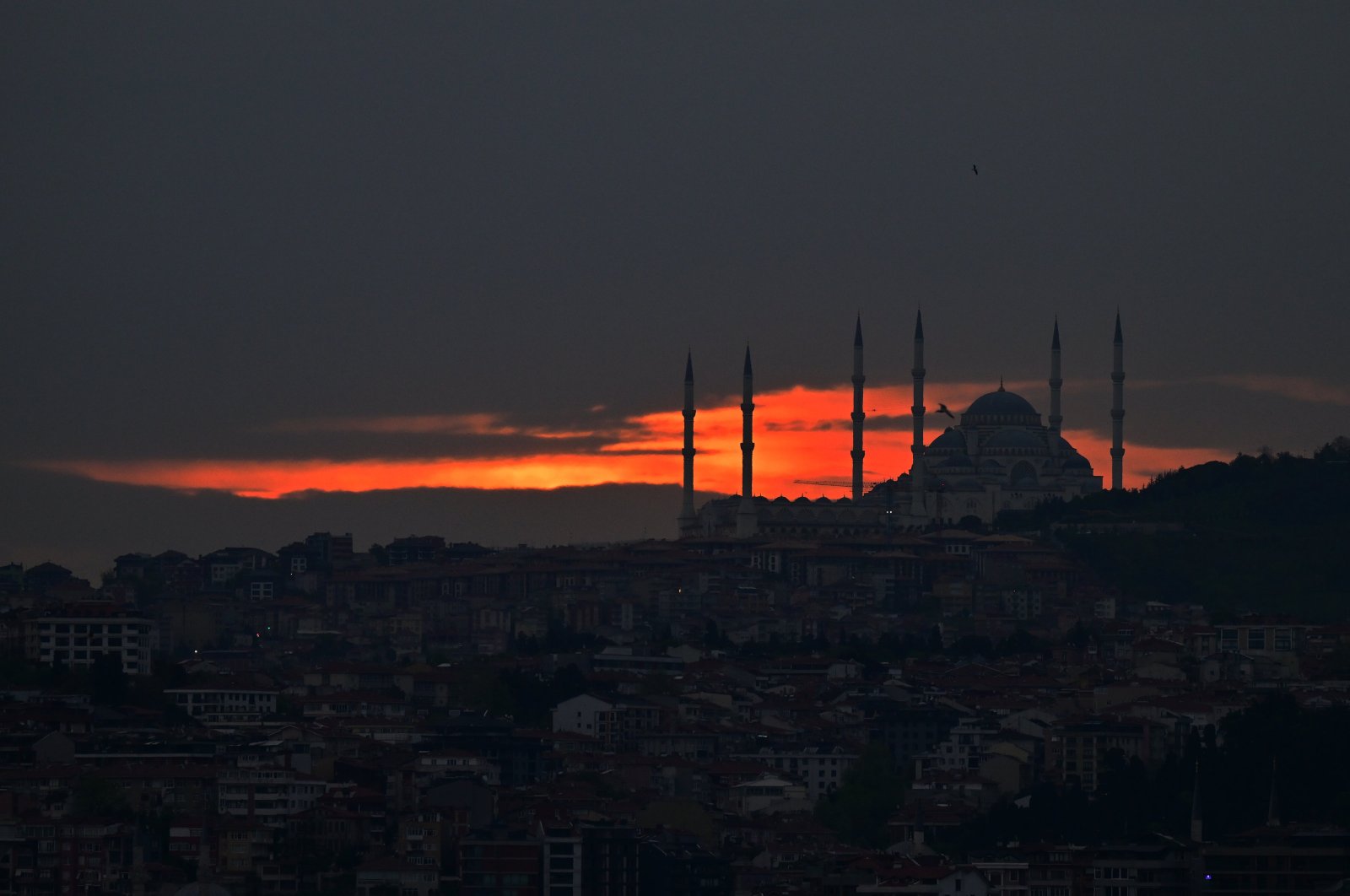 Grand Çamlıca Mosque created beautiful visuals during sunrise in Istanbul, Türkiye. April, 17, 2024. (AA Photo)