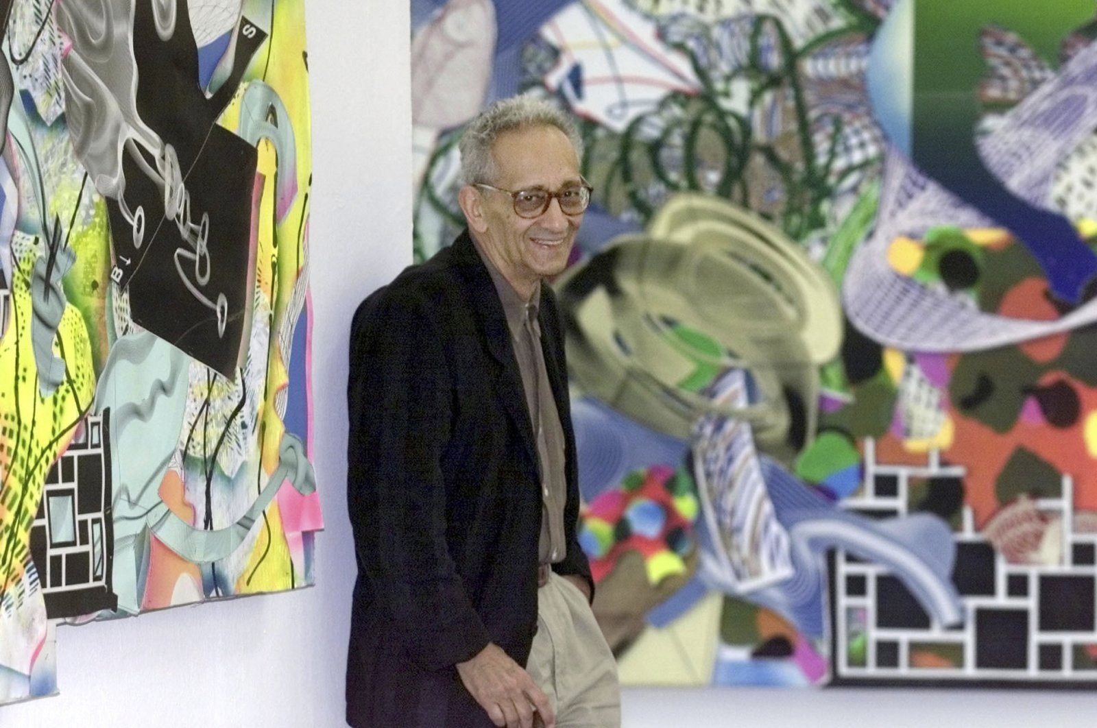 U.S. artist Frank Stella stands between his collages &quot;The Marchioness of O...&quot; (L), and &quot;The Engagement in St. Domingo&quot; at the Wuerttembergischer Kunstverein, Stuttgart, Germany, Sept. 20, 2001. (AP Photo)