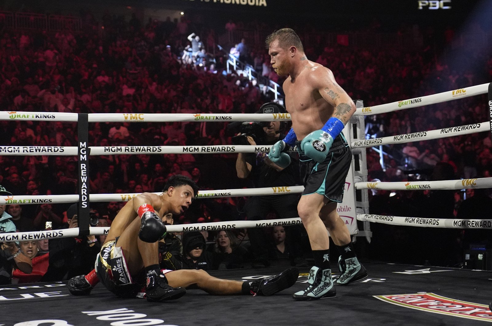 Canelo Alvarez knocks down Jaime Munguia in a super middleweight title fight, Las Vegas, U.S., May 4, 2024. (AP Photo)