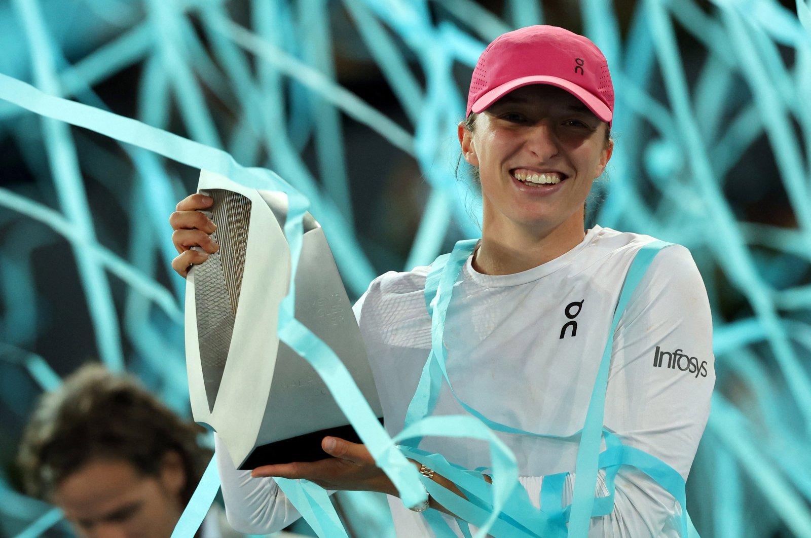 Poland&#039;s Iga Swiatek holds her trophy after beating Belarus&#039; Aryna Sabalenka during the 2024 WTA Tour Madrid Open tournament final tennis match at Caja Magica, Madrid, Spain, May 4, 2024. (AFP Photo)