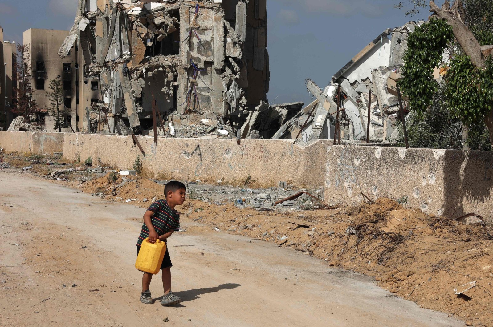 A Palestinian boy carries a water canister in Beit Lahiya in the northern Gaza Strip, Palestine, May 4, 2024. (AFP Photo)