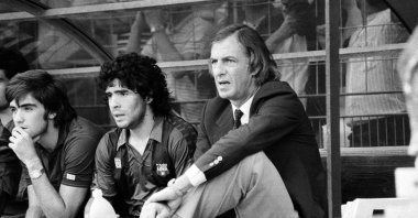 Diego Maradona (C) and Cesar Luis Menotti (R) are seen during an International football tournament, Bordeaux, France, Aug. 28, 1983. (AFP Photo)