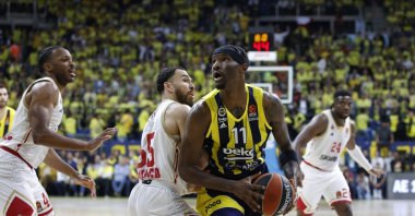 Fenerbahçe's Nigel Hayes-Davis (2nd R) in action during the Euroleague playoffs match against Monaco, Istanbul, Türkiye, May 3, 2024. (IHA Photo)