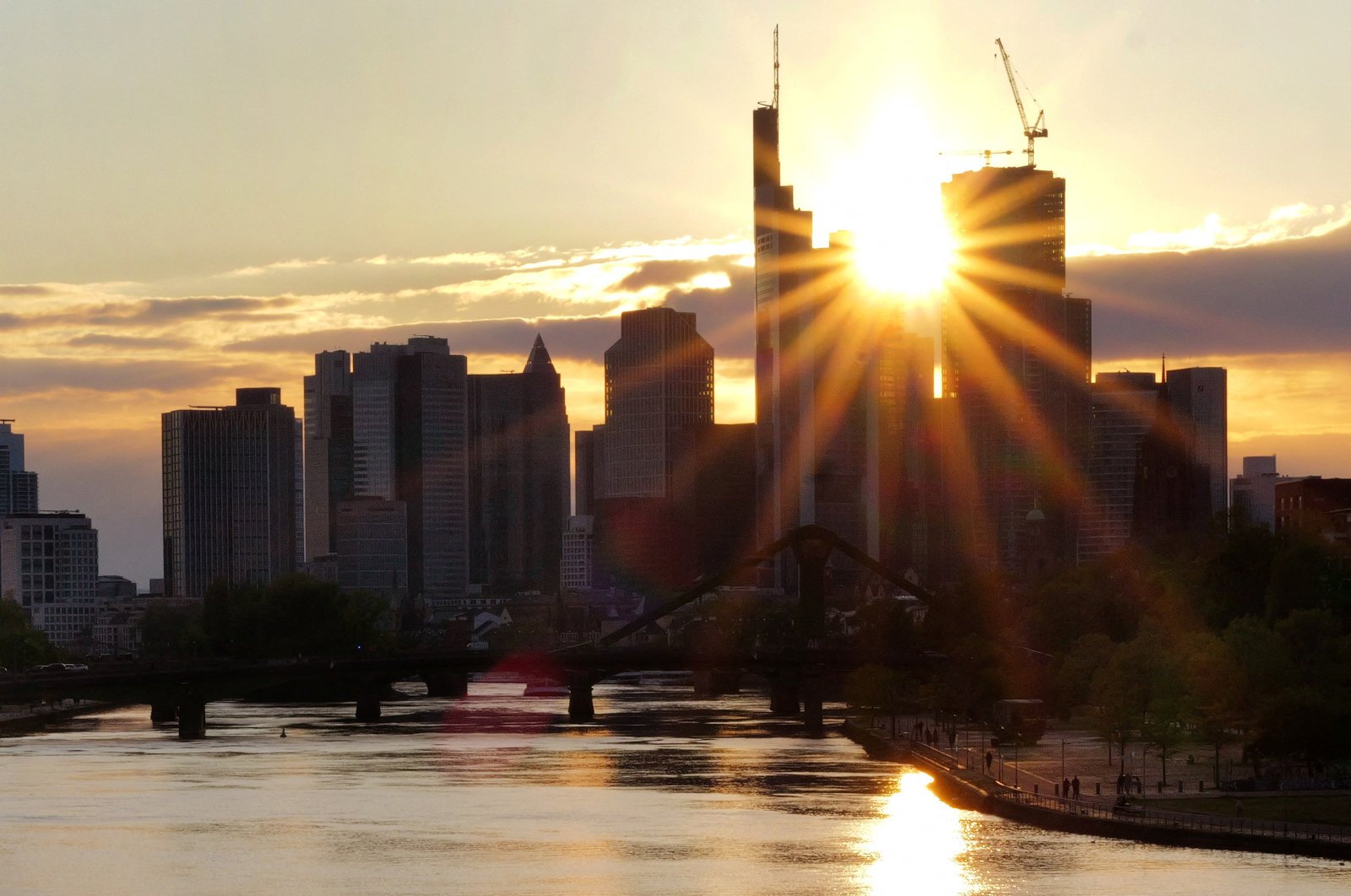 The skyline of the banking district is seen during sunset in Frankfurt, Germany, April 21, 2024. (Reuters Photo)