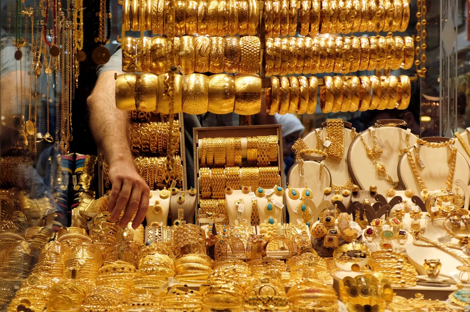 A goldsmith arranges golden bangles at a jewelry shop in Istanbul, Türkiye, July 25, 2019. (Reuters Photo)