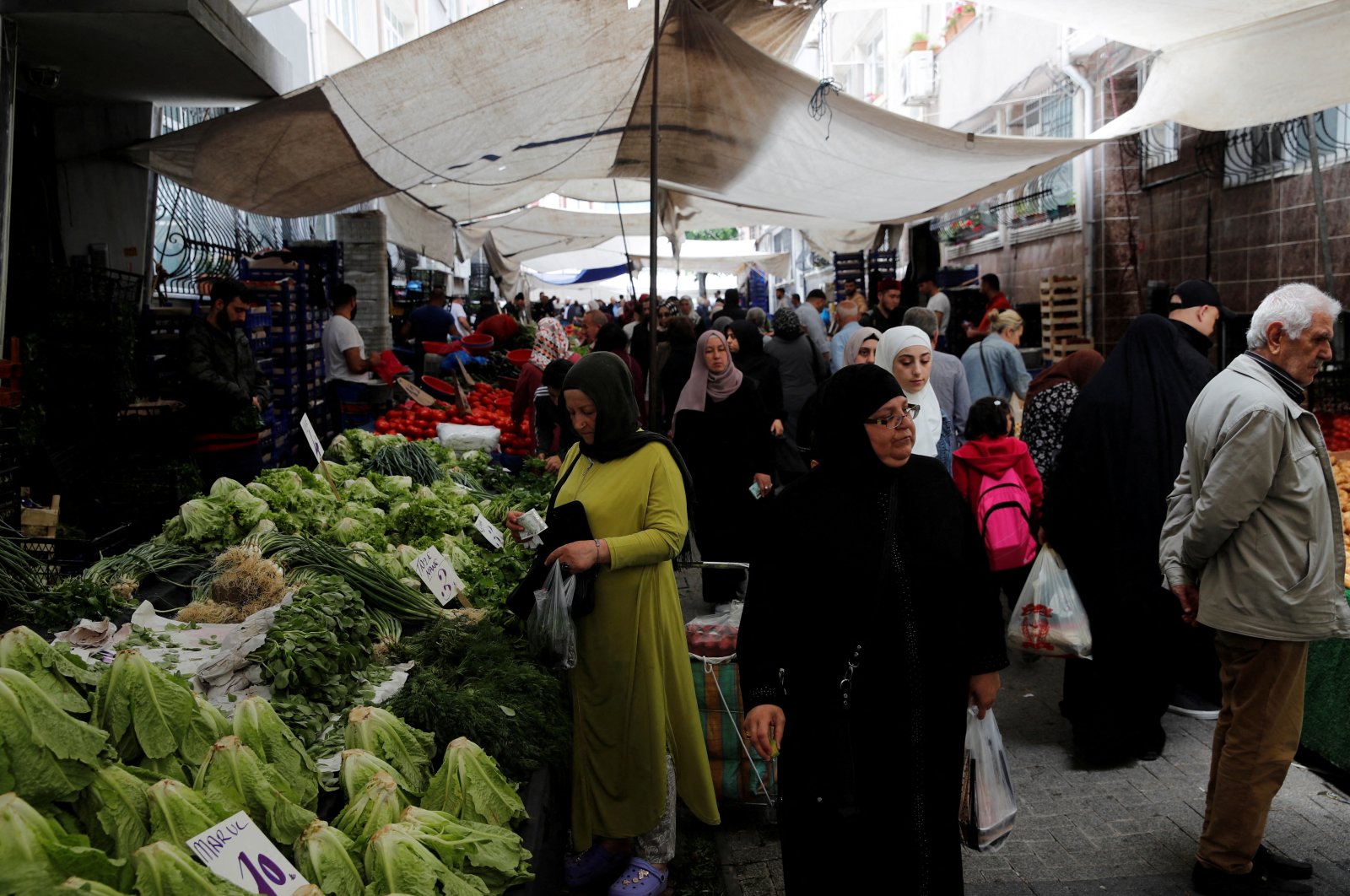 People shop at a fresh market in Istanbul, Türkiye, May 24, 2023. (Reuters Photo)