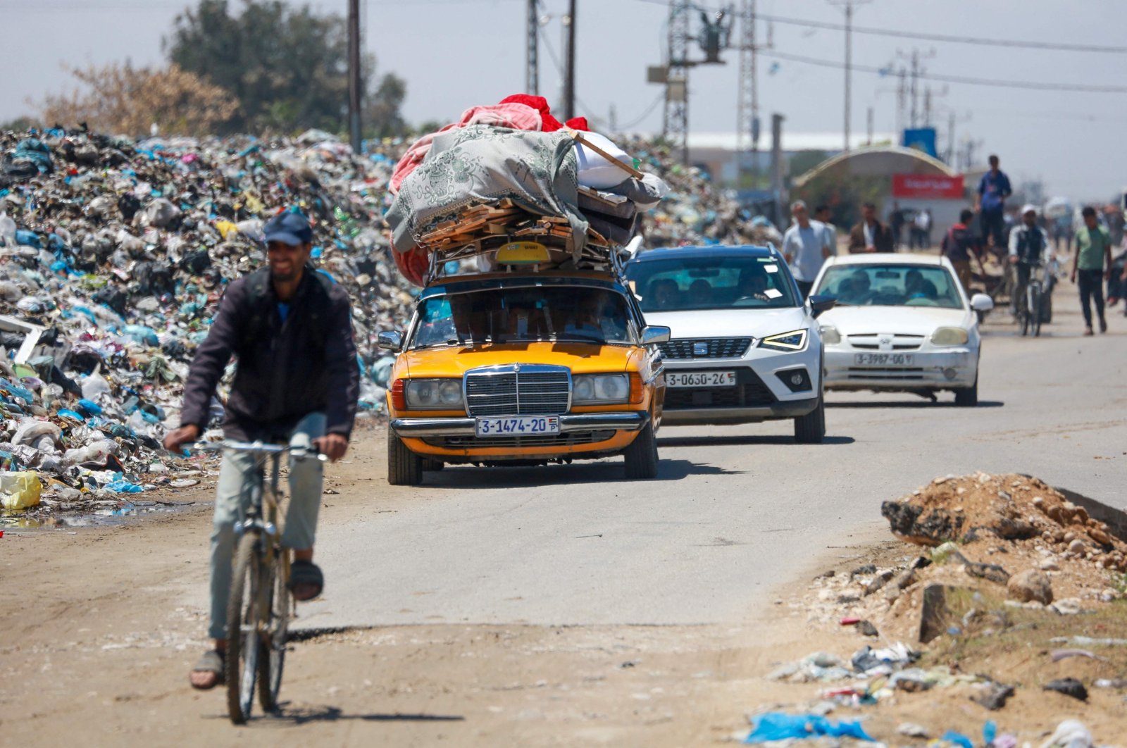 Displaced Palestinians who left with their belongings from Rafah in the southern Gaza Strip following an evacuation order by the Israeli army arrive in Khan Yunis, Palestine, May 6, 2024. (AFP Photo)