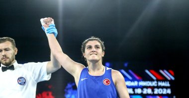 The referee announces Turkish boxer Busenaz Sürmeneli&#039;s victory after she beats Russia&#039;s Albina Moldazhanova during the European Wrestling Championships, Belgrade, Serbia, April 27, 2024. (AA Photo)