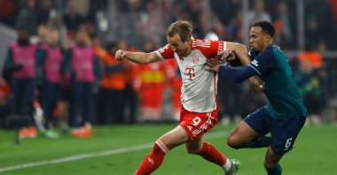 Bayern Munich&#039;s Harry Kane (L) and Arsenal&#039;s Gabriel Magalhaes vie for the ball during the UEFA Champions League quarter-final second leg football match, Munich, Germany, April 17, 2024. (AFP Photo)