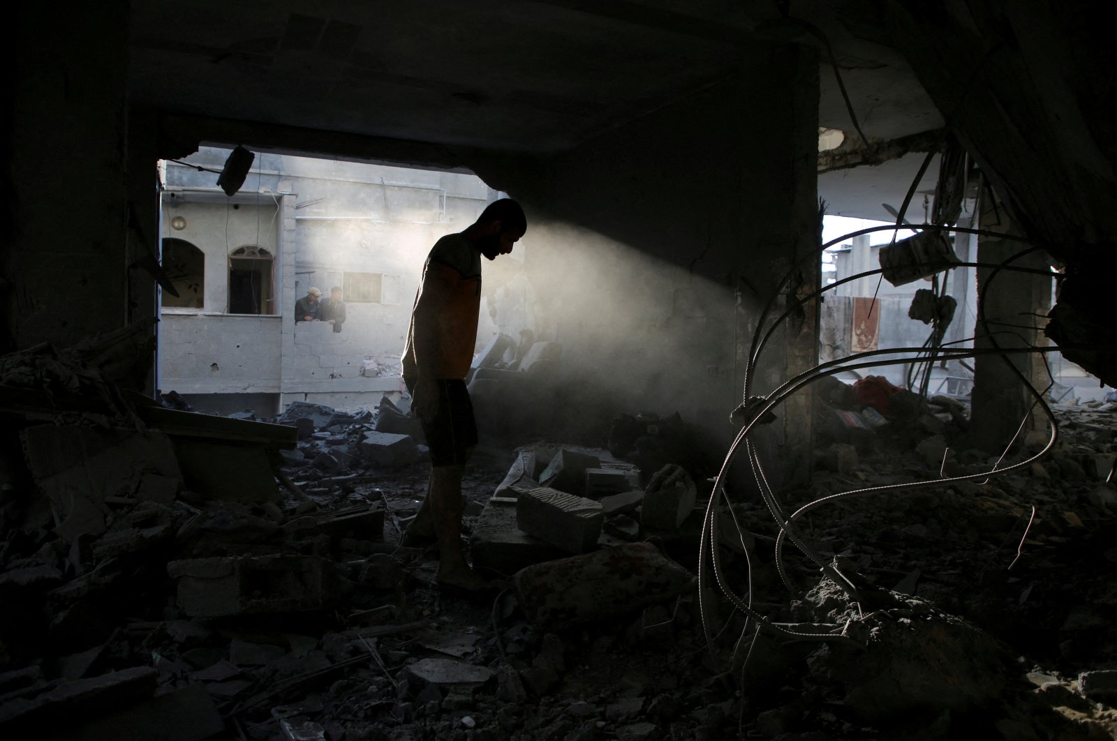 A Palestinian man inspects a house hit in an Israeli strike, amid the ongoing attacks by Israeli forces, Rafah, Gaza Strip, Palestine, May 7, 2024. (Reuters Photo)