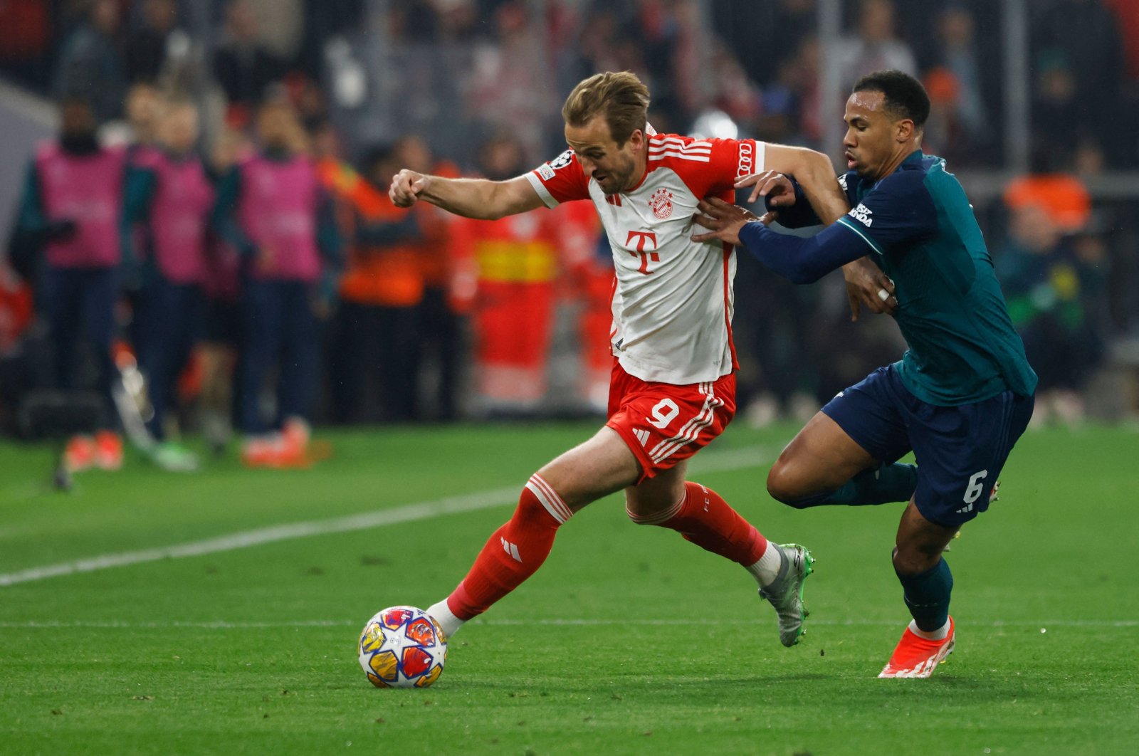 Bayern Munich&#039;s Harry Kane (L) and Arsenal&#039;s Gabriel Magalhaes vie for the ball during the UEFA Champions League quarter-final second leg football match, Munich, Germany, April 17, 2024. (AFP Photo)