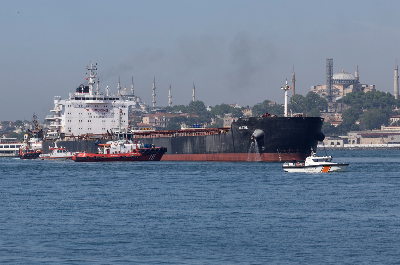 Liberian-flagged bulk carrier Alexis, which suffered an engine failure and is grounded at the southern end of the Bosporus, is surrounded by coast guard and coastal safety boats during a salvage operation in Istanbul, Türkiye, May 7, 2024. (Reuters Photo)