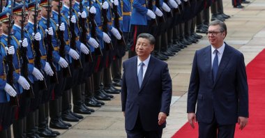 Chinese President Xi Jinping (L) and Serbian President Aleksandar Vucic inspect the honor guard at the Palace of Serbia, in Belgrade, Serbia, May 8, 2024. (Reuters Photo)