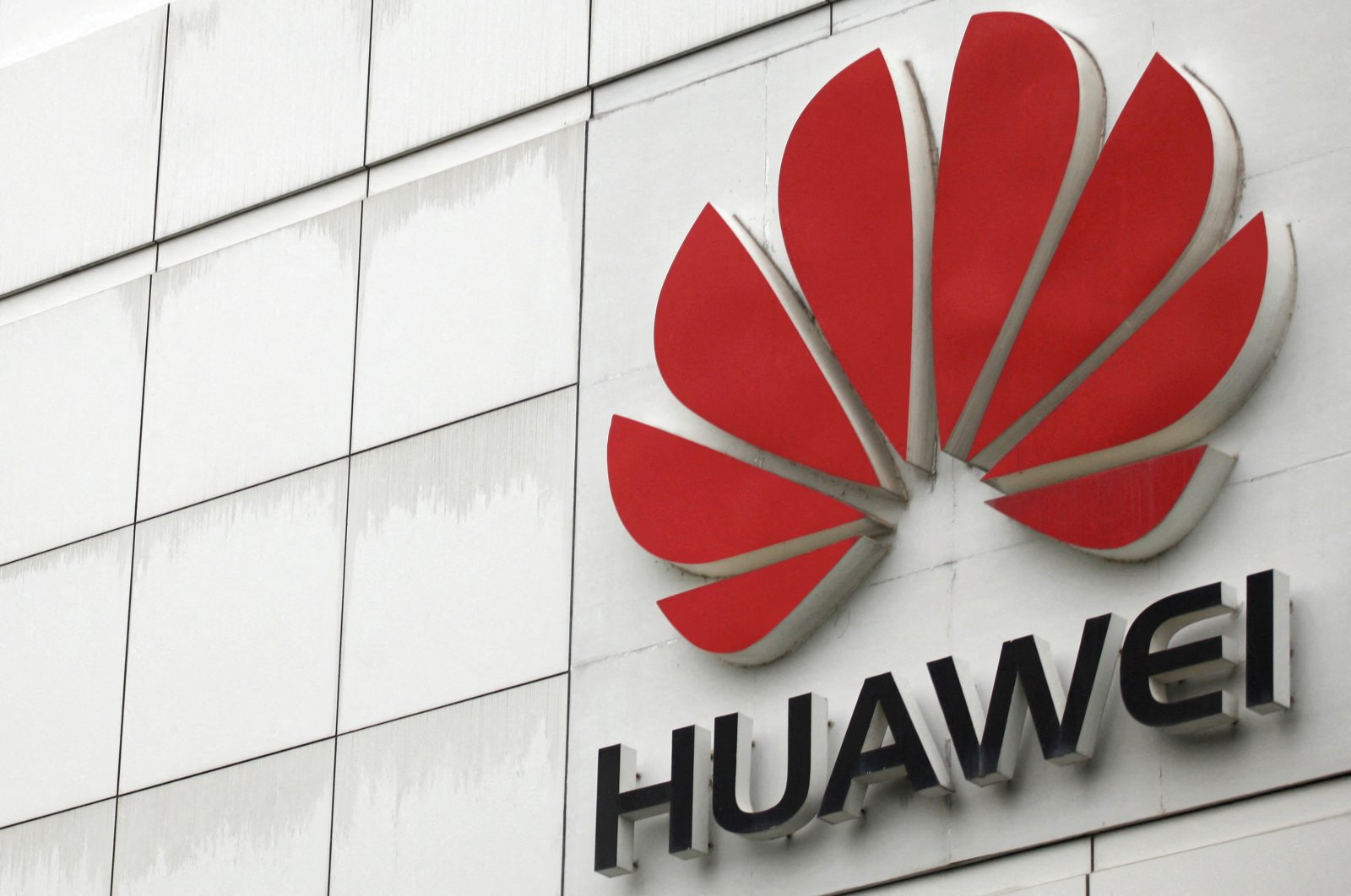 The logo of Huawei Technologies Co. Ltd. is seen outside its headquarters in Shenzhen, Guangdong province, China, April 17, 2012. (Reuters Photo)
