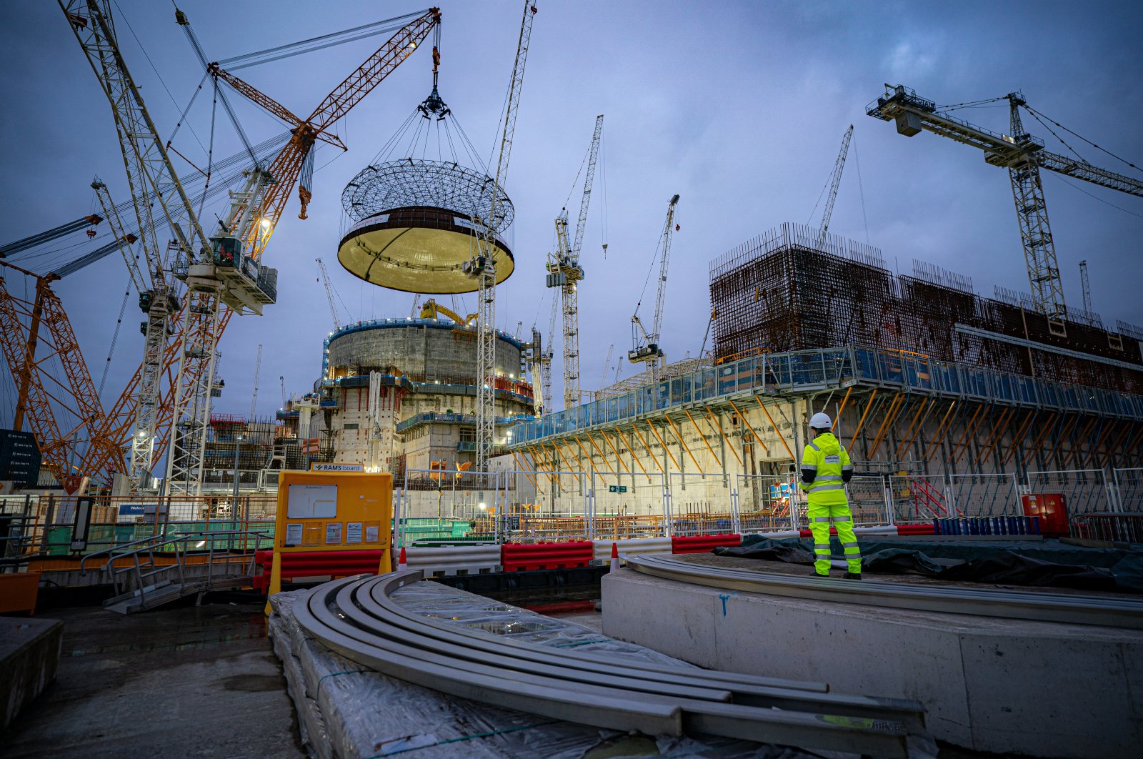 Engineering teams use the world&#039;s largest crane, &quot;Big Carl,&quot; to lift a 245-ton steel dome onto Hinkley Point C&#039;s first reactor building at a nuclear power station construction site, Bridgwater, Somerset, U.K., Dec. 15, 2023. (Reuters Photo)