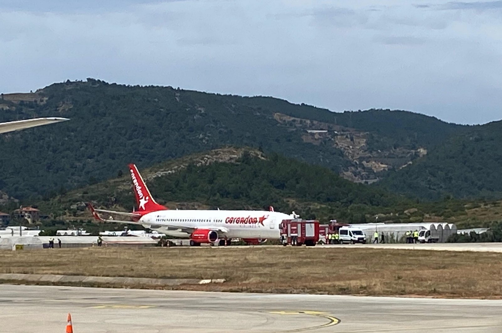 Corendon Airlines&#039; B738 from Cologne to Antalya Gazipaşa sits on the runway after its front tire burst during landing, Antalya, Türkiye, May, 9, 2024. (AA Photo)