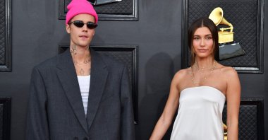 Canadian singer-songwriter Justin Bieber (L) and U.S. model Hailey Bieber arrive for the 64th Annual Grammy Awards at the MGM Grand Garden Arena, Las Vegas, U.S., April 3, 2022. (AFP Photo)