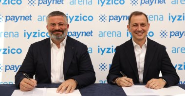 Orkun Saitoğlu (R), CEO of iyzico, signs an agreement with Arena Group CEO Serkan Çelik for the acquisition of Paynet. (Courtesy of iyzico)