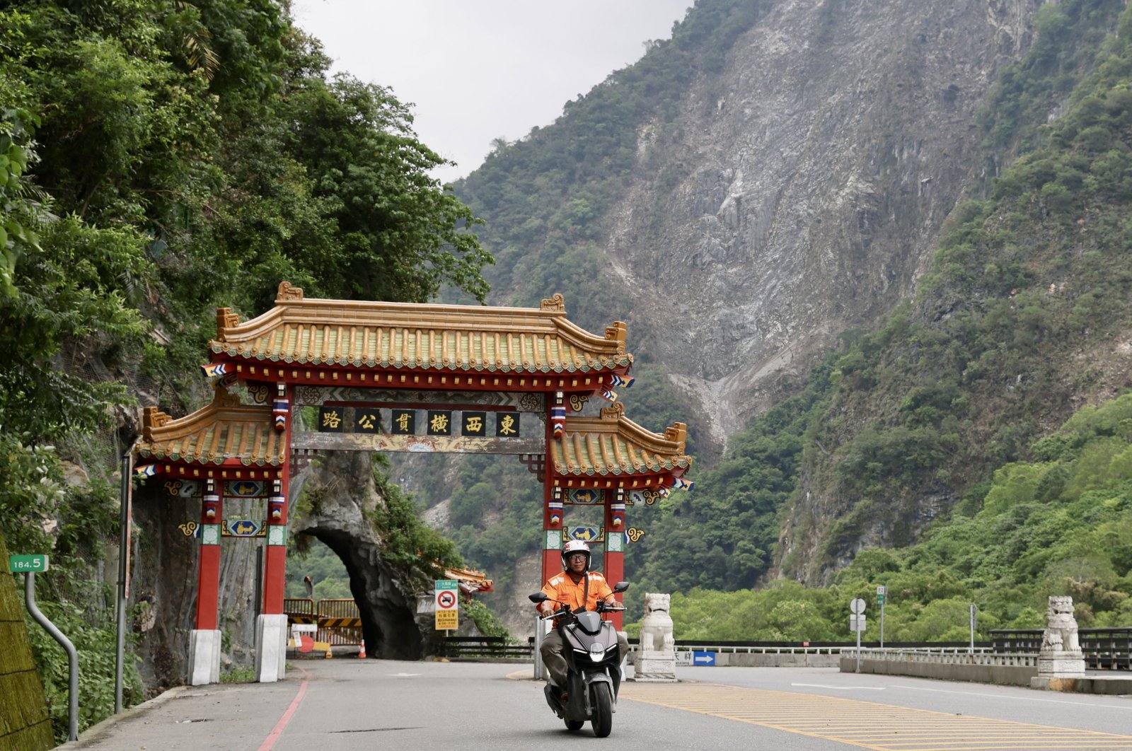 This file photo shows a Taiwanese motorist driving past a landslide at Taroko Gorge a month after a 7.2 magnitude earthquake hit Hualien, Taiwan, May 3, 2024. (EPA Photo)