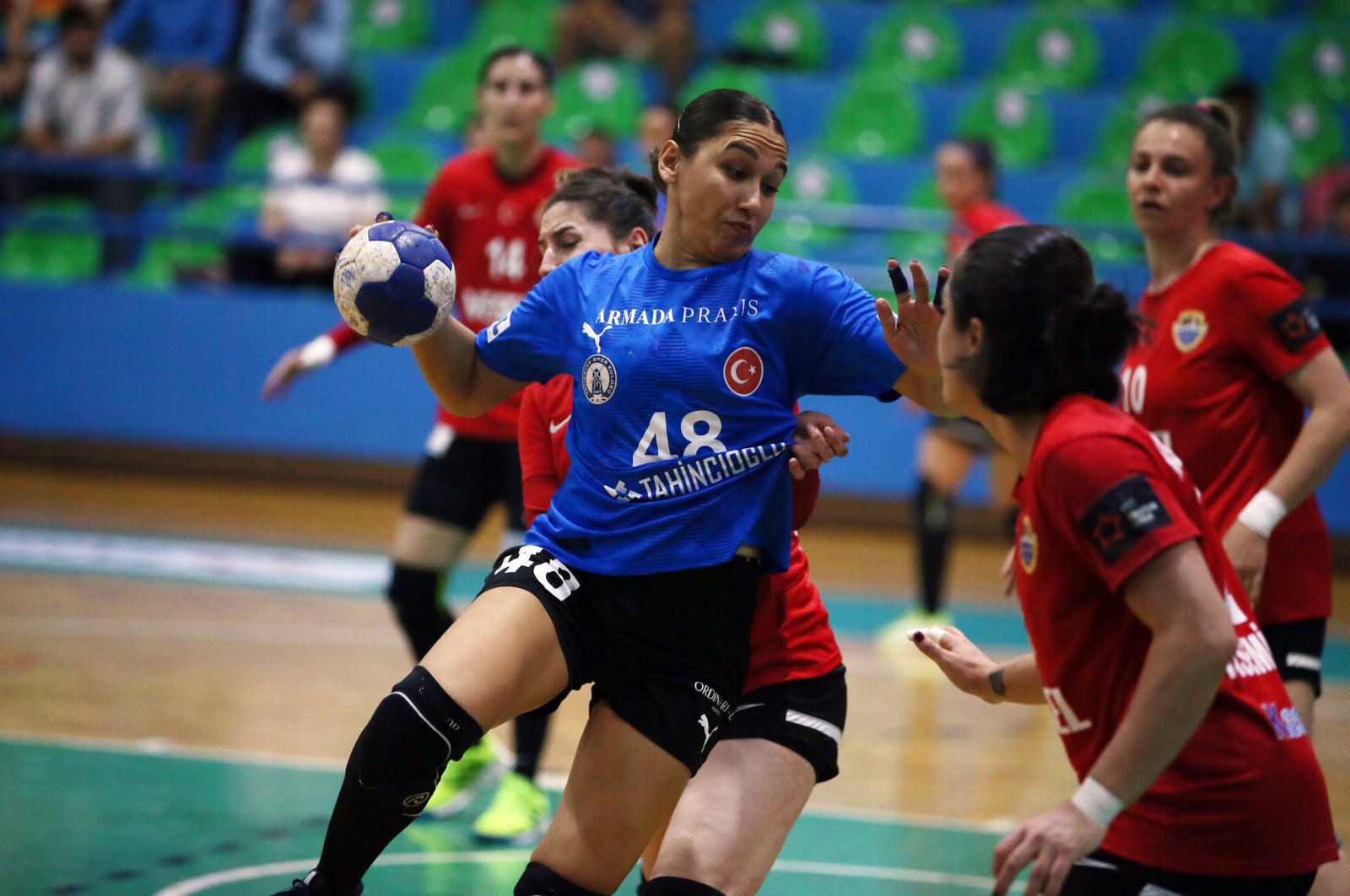 Yalıkavak&#039;s Ümmügülsüm Bedel (L) in action during the Women&#039;s Handball Süper Lig playoffs match against Kastamonu, Bodrum, Türkiye, May 12, 2024. (AA Photo)