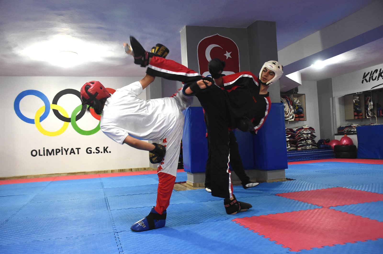 Turkish teen kickboxers Nisanur Berge (L) and Alim Yönten train for the Turkish Open WAKO World Cup, Istanbul, Türkiye, May 7, 2024. (AA Photo)