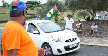 A protester waves a flag of the Socialist Kanak National Liberation Front (FLNKS) at a vehicle checkpoint in Noumea, New Caledonia, May 15, 2024. (AFP Photo)