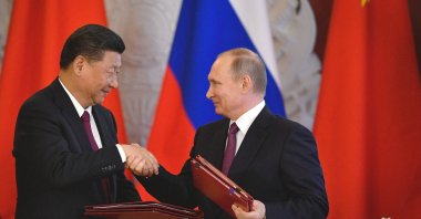 Russia's President Vladimir Putin (R) and China's President Xi Jinping shake hands during a signing ceremony in the Kremlin, Moscow, Russia, July 4, 2017. (AFP Photo)
