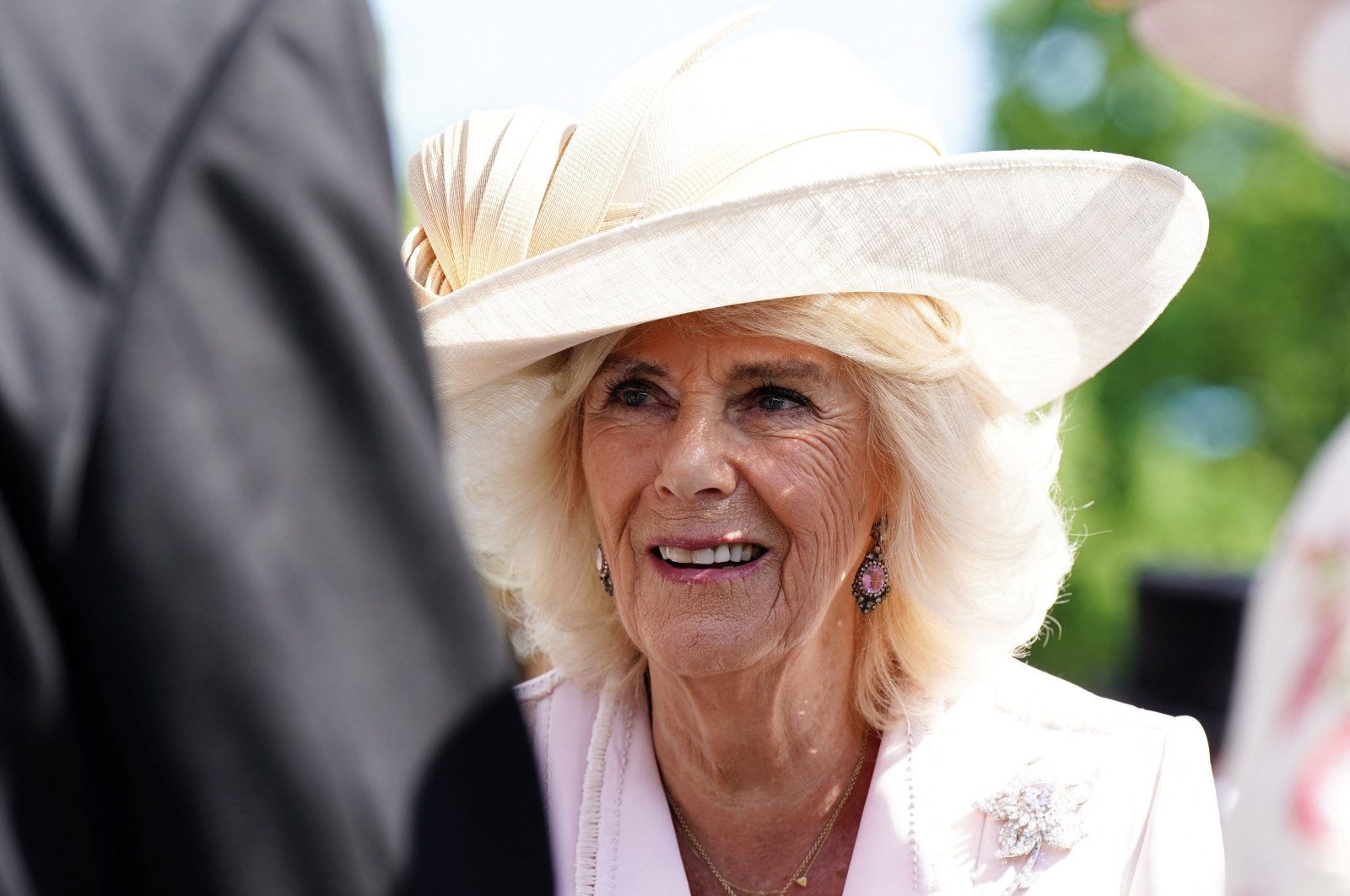 Britain&#039;s Queen Consort Camilla speaks with guests during the Sovereign&#039;s Creative Industries Garden Party at Buckingham Palace, London, Britain, May 15, 2024. (AFP Photo)