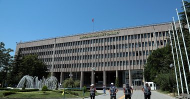 Turkish security officers stand outside the main courthouse in the capital Ankara, Türkiye, July 18, 2016. (AP Photo) 