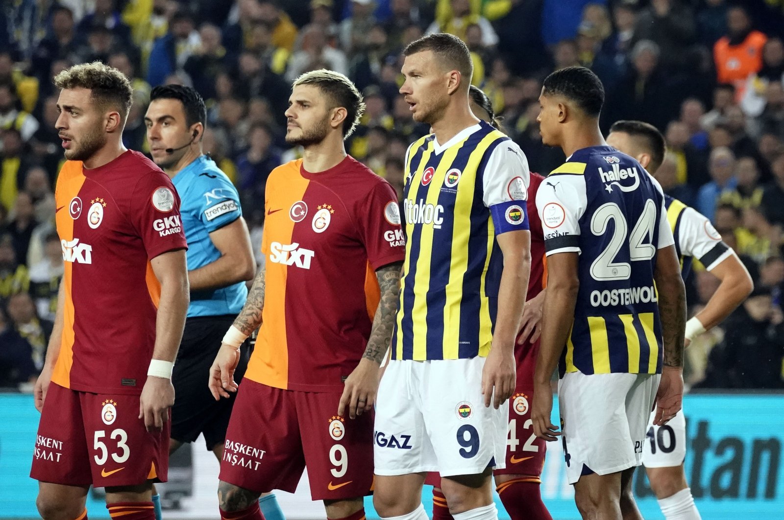 Galatasaray and Fenerbahçe players look on during the Süper Lig match at the Ülker Stadium, Istanbul, Türkiye, Dec. 24, 2023. (IHA Photo)