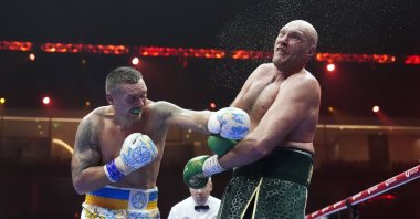 Oleksandr Usyk (L) punches Tyson Fury during their undisputed heavyweight world championship boxing fight at the Kingdom Arena, Riyadh, Saudi Arabia, May 19, 2024. (AP Photo)